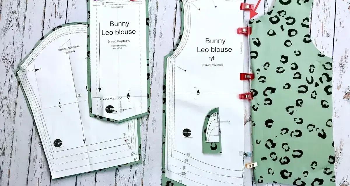 Wzór wykroju "Bunny Leo blouse" i materiał w panterkę, gotowe do szycia. Instrukcja jak uszyć bluzę krok po kroku.