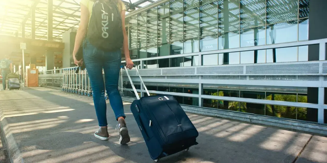 Jak dojechać z lotniska Wrocław do centrum - najlepsze opcje transportu