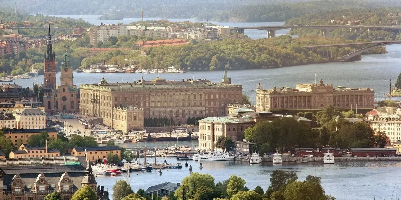 Sztokholm atrakcje za darmo: widok na Gamla Stan, Pałac Królewski i Riksbanken. Woda, mosty i zieleń tworzą malowniczy krajobraz.