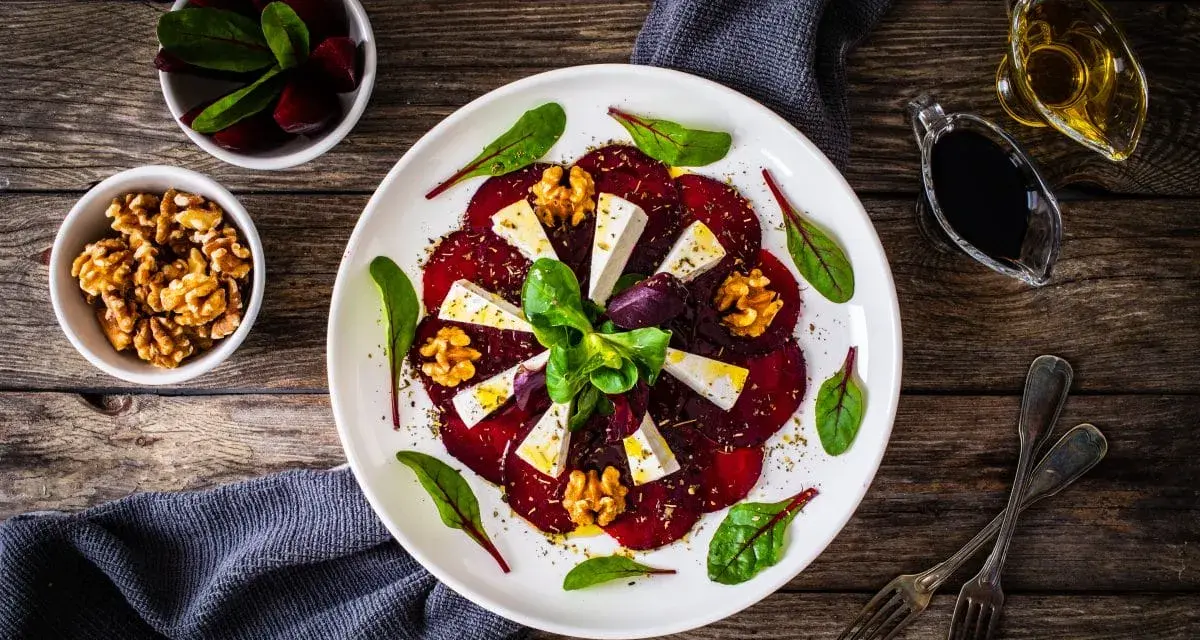 Carpaccio z buraka z serem feta, orzechami i dressingiem balsamicznym. Idealny sos do carpaccio.