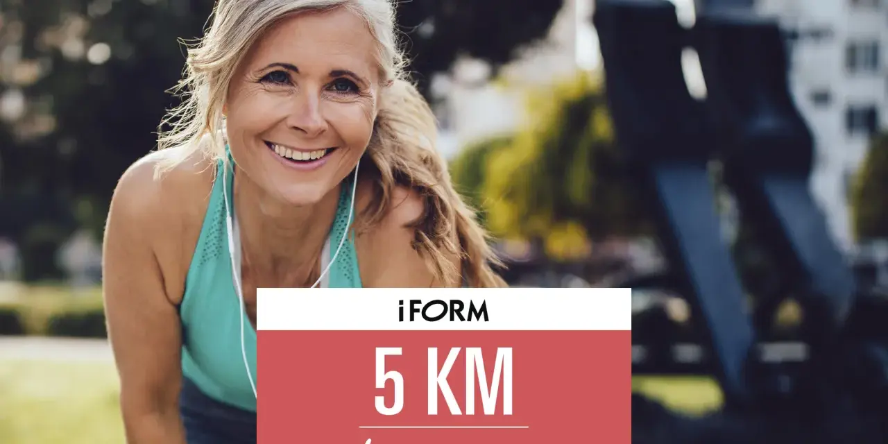 Glad kvinna redo att springa 5 km. Hennes löpprogram från iForm väntar.