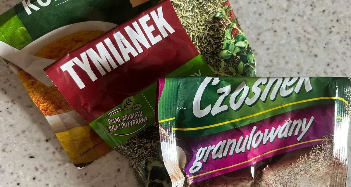 Opakowania po przyprawach: kurkuma, tymianek, czosnek granulowany.
