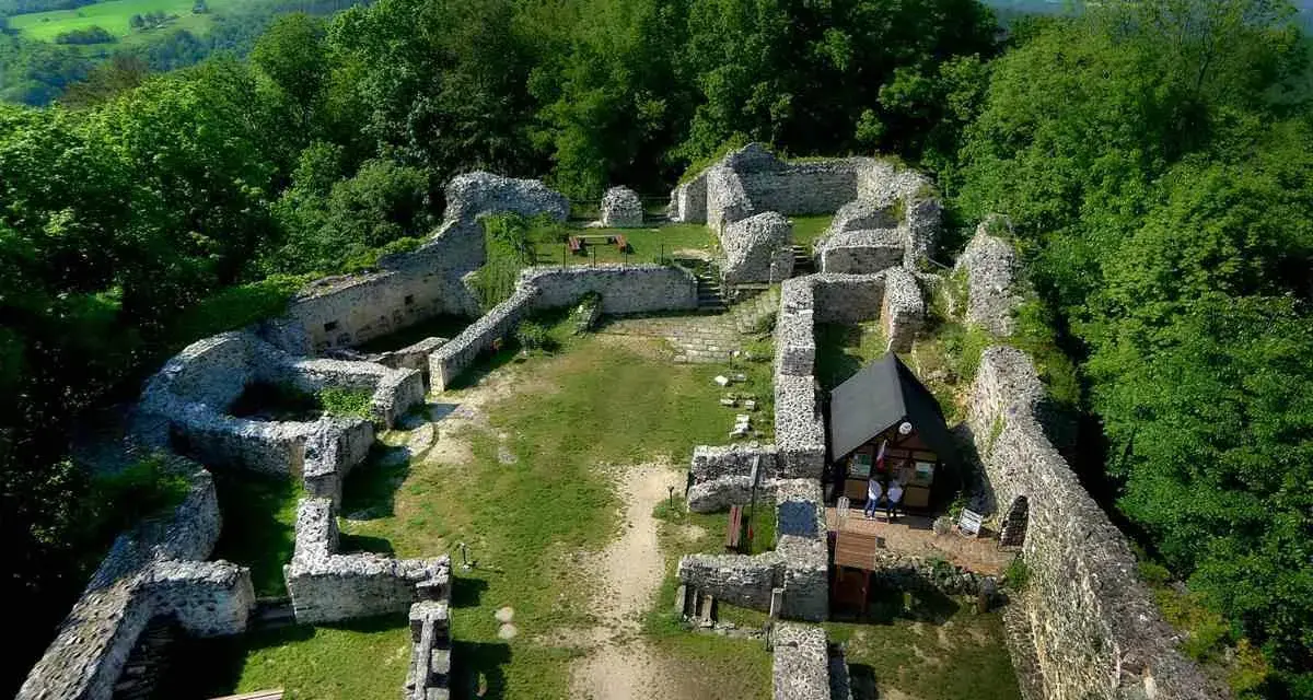 Ruiny zamku w Wleniu, malownicze wzniesienie z widokiem na dolinę. Wspaniałe wleń atrakcje dla miłośników historii.