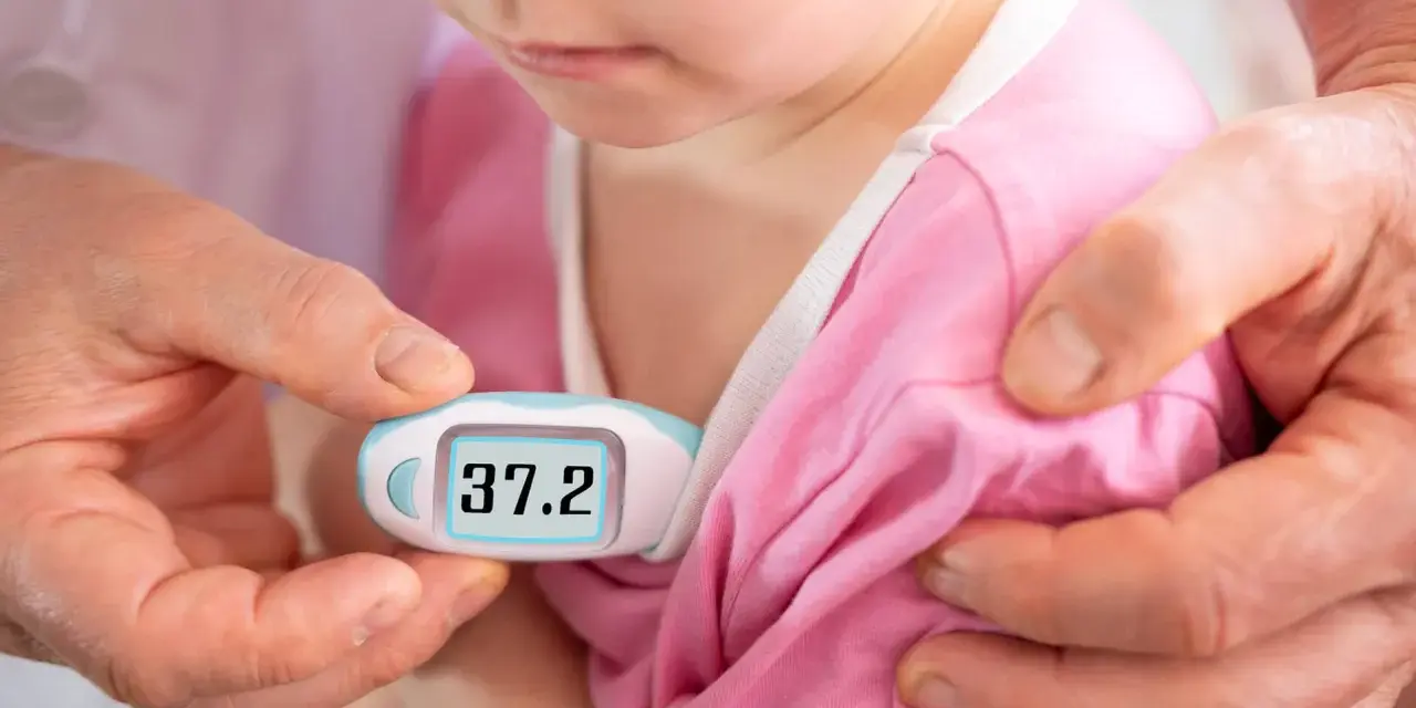 Dziecko ma 37.2°C. Czy można kąpać dziecko ze stanem podgorączkowym? Rodzic mierzy temperaturę.