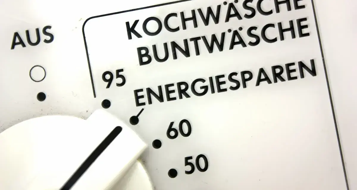 Regler einer Waschmaschine zeigt Programme wie Kochwäsche, Buntwäsche und Energiesparen. Der Wasserverbrauch hängt vom gewählten Programm ab.