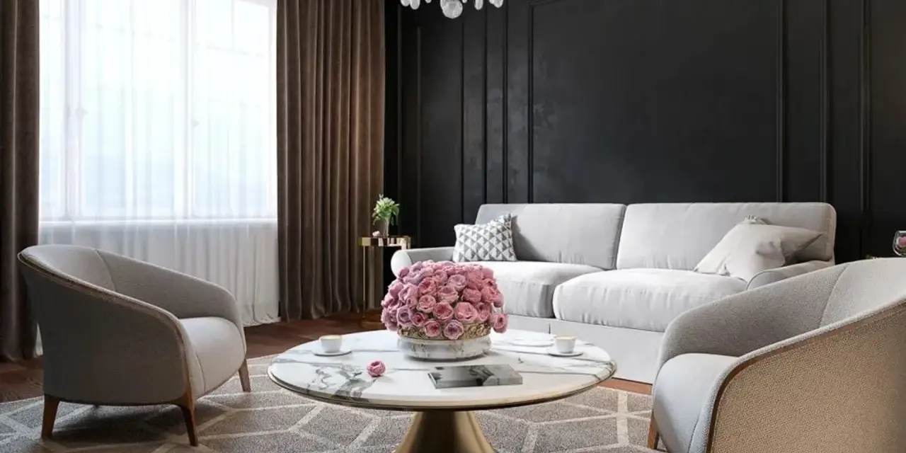 Elegancki salon w stylu nowojorskim, modern classic. Jasne meble, kryształowy żyrandol i ciemne ściany tworzą luksusową atmosferę.