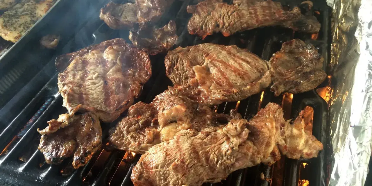 Soczyste kawałki mięsa grillują się na ruszcie, tworząc idealne **churrasco**. Dym unosi się, zapowiadając ucztę.
