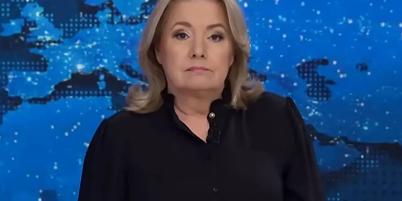 Kobieta w czarnej bluzce na tle mapy świata. Jej poważna mina sugeruje, że omawia ważne wiadomości, które wpływają na oglądalność.