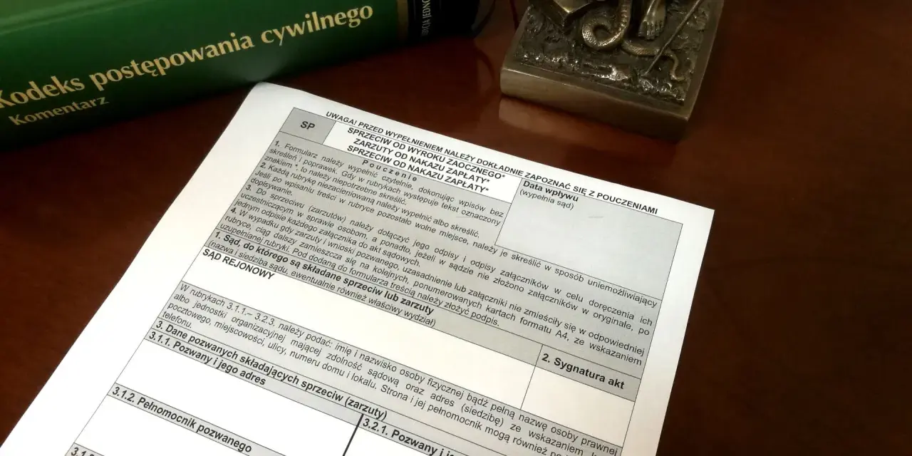 Dokument z pouczeniami dotyczącymi sprzeciwu od wyroku zaocznego lub nakazu zapłaty. Wskazuje na odrzucenie lub oddalenie pisma.