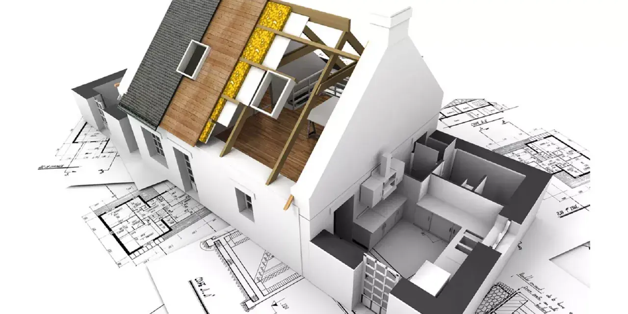 Maquette d'une maison en cours de rénovation, montrant la structure du toit et l'intérieur, posée sur des plans d'architecte. Un projet pour réhabiliter une maison.