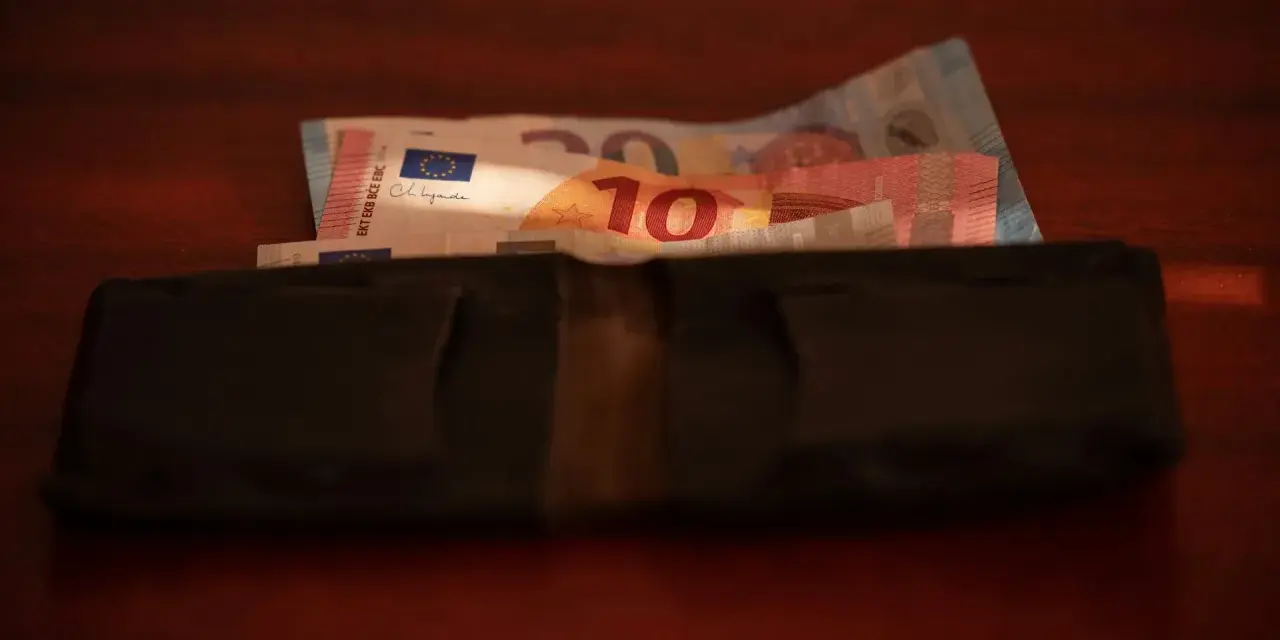 Ile zarabia opiekunka osoby starszej w Polsce? Nie daj się oszukać!