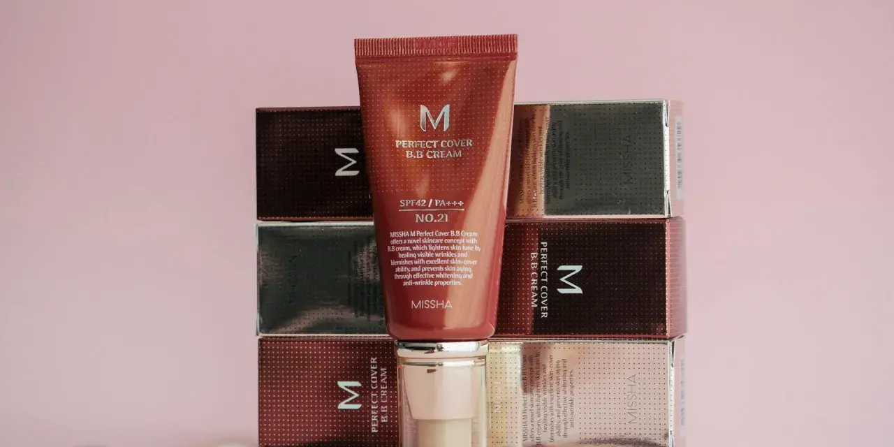 Krem BB Missha Perfect Cover SPF42, nr 21. Dyskretnie ukrywa niedoskonałości, rozjaśnia cerę i działa przeciwzmarszczkowo. Czym się różni krem CC od BB? BB to wszechstronny produkt.
