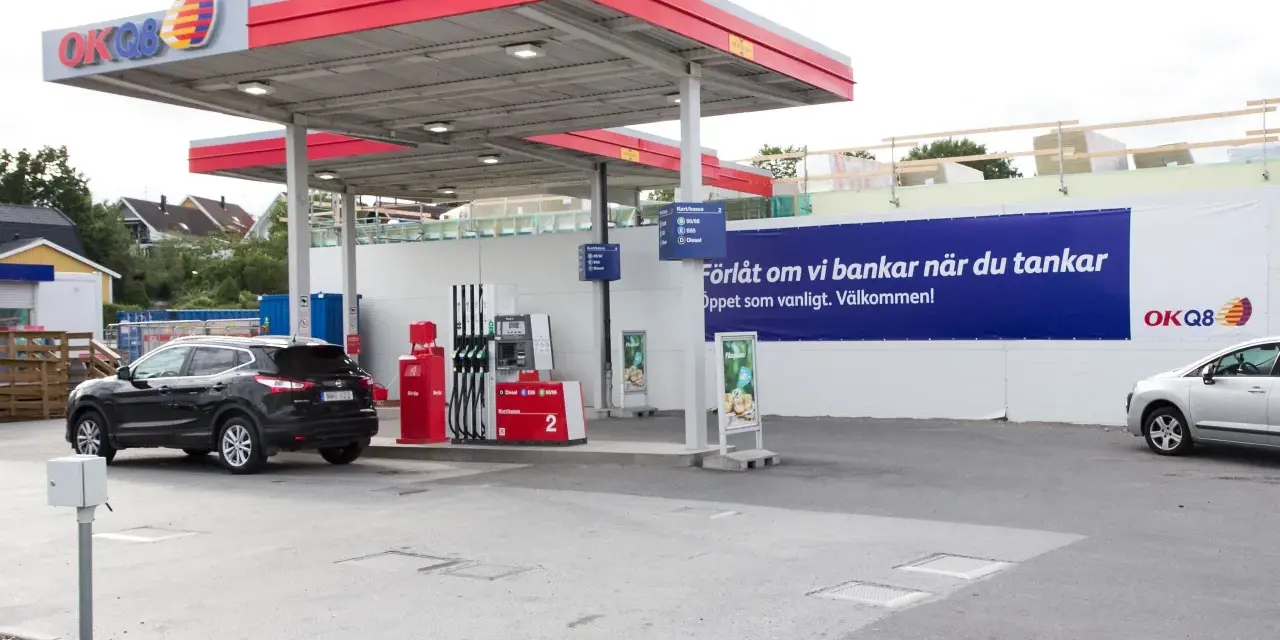 OKQ8-macken har en ny fasad. Bilar tankar vid pumparna.
