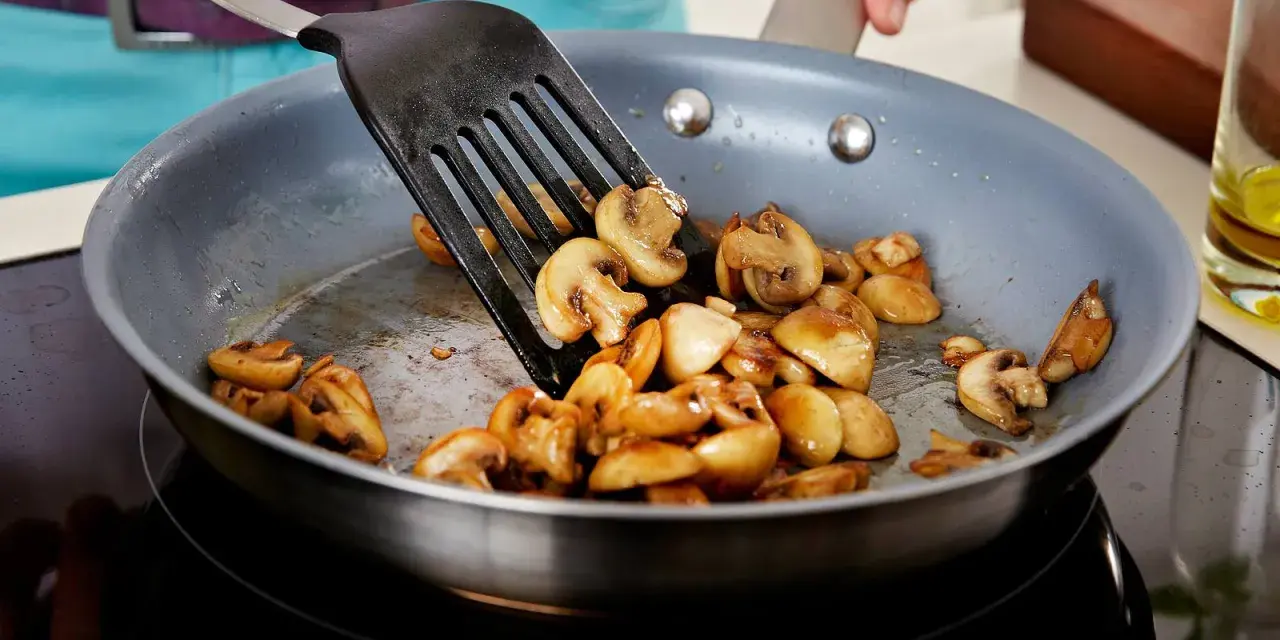 Gebratene Champignons in einer Pfanne, bereit für leckere Champignons Rezepte.