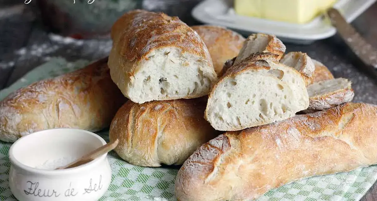 Frisch gebackene Baguettes, die Lust machen, Baguette selber machen. Mit knuspriger Kruste und luftiger Krume, daneben Fleur de Sel und Butter.