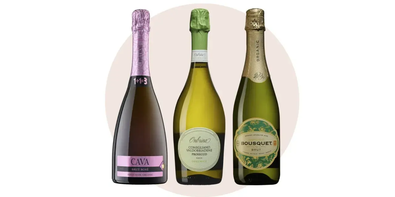 Tre flaskor mousserande vin: en rosa Cava, en grön Prosecco och en gyllene ekologisk Brut. Perfekt vin till torskrygg.