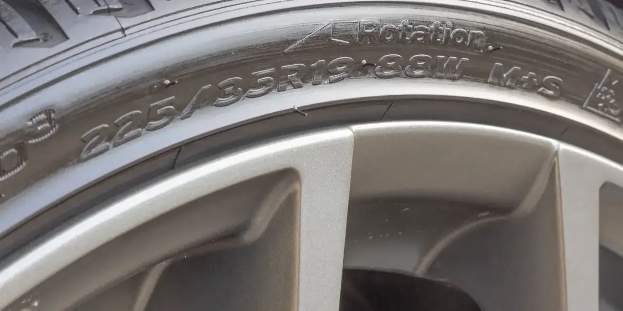 Detailaufnahme eines Reifens mit der Beschriftung 225/35R19 88W M+S. Die flanken reifen zeigen die Größe und den Typ des Reifens.