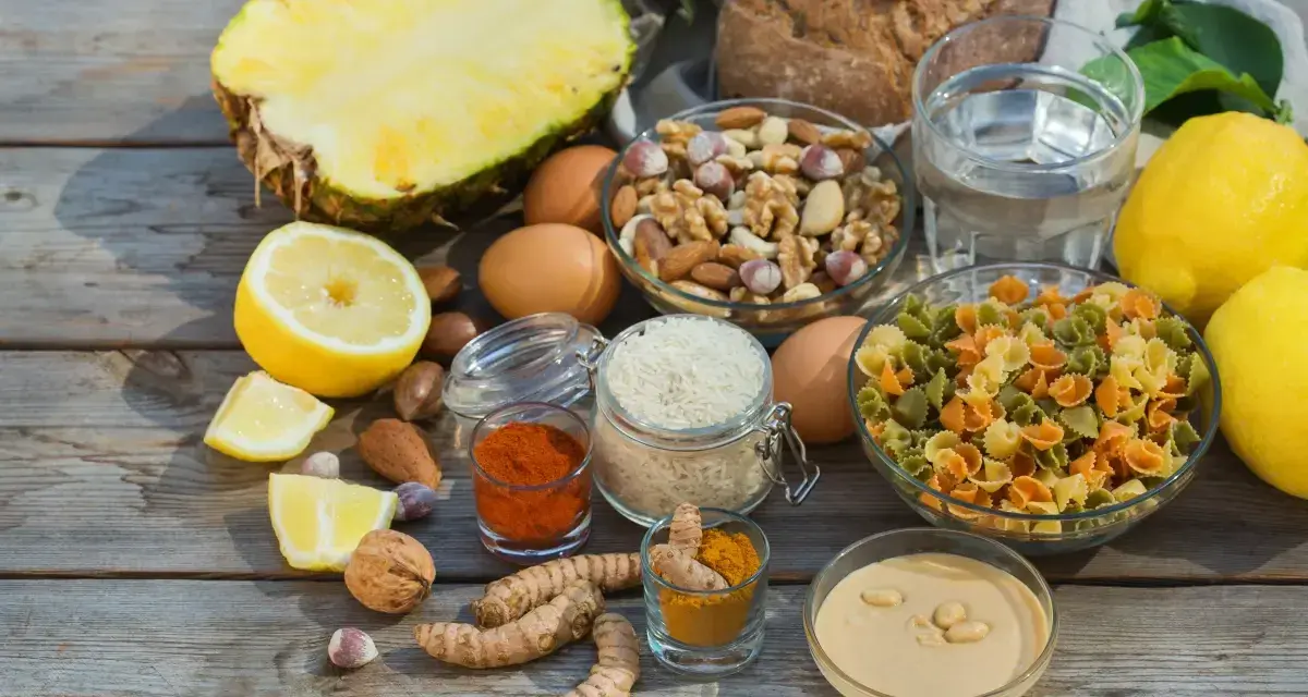 Ananas, cytryny, jajka, ryż, makaron, orzechy, pasta sezamowa, kurkuma, papryka, czosnek i chleb – składniki, które pomogą zdecydować, co jeść po zatruciu pokarmowym.