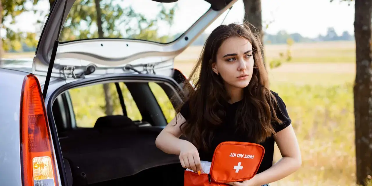 Apteczka samochodowa - co się w niej znajduje i dlaczego to ważne