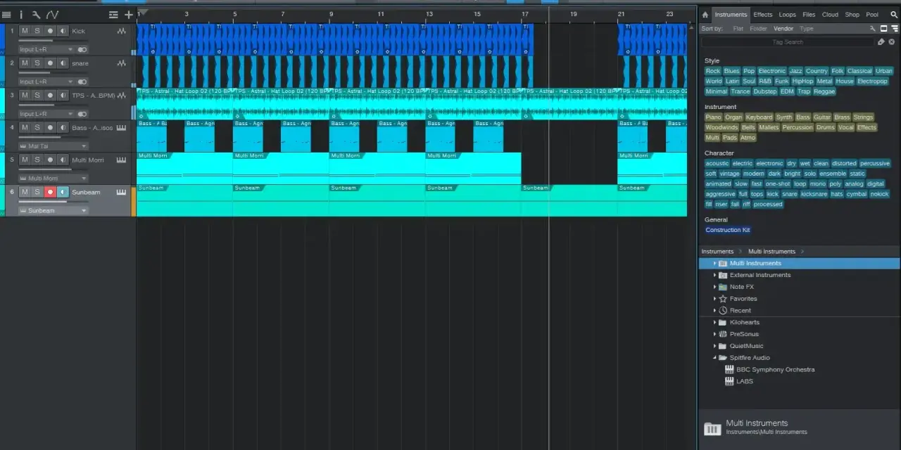 EDM music meaning: Ein Musikproduktionsprogramm zeigt Spuren mit "Bass", "Snare" und "Hat Loop", typisch für EDM.