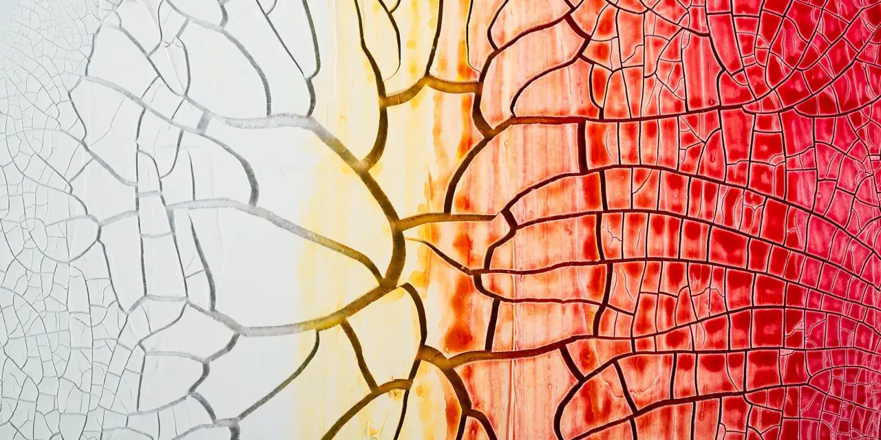 Un fond peinture acrylique craquelé, passant du blanc au jaune puis au rouge vif, évoquant une terre aride ou une éruption volcanique.