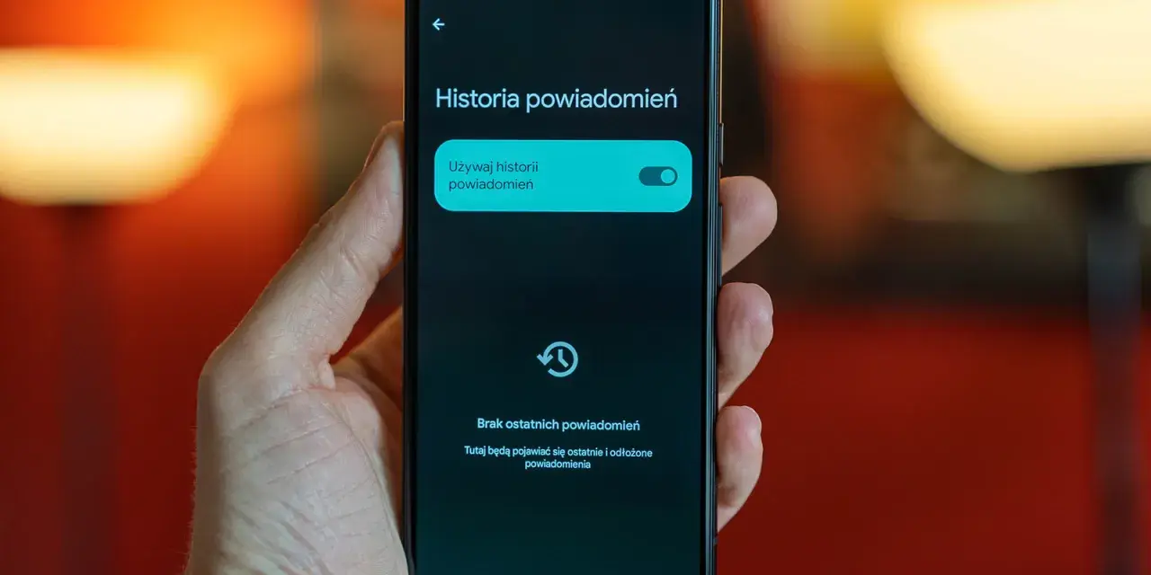 Ekran telefonu z włączoną funkcją "Historia powiadomień" na Androidzie. Widoczny przełącznik i informacja o braku powiadomień.