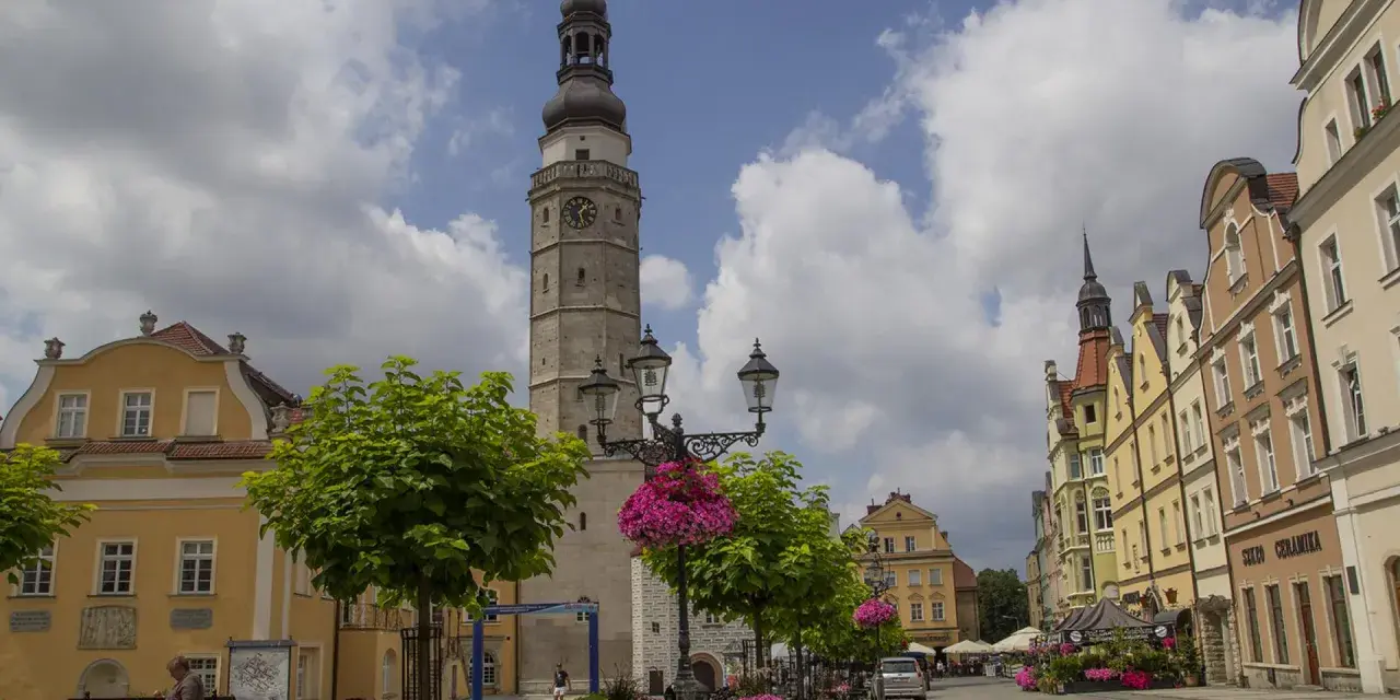 Rynek w Bolesławcu, gdzie leży to piękne miasto, z ratuszem i kolorowymi kamienicami.