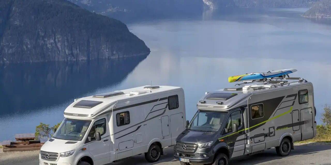 Två husbilar står parkerade vid en fjord i Norge. Perfekt för ditt nästa resmål i Norge.