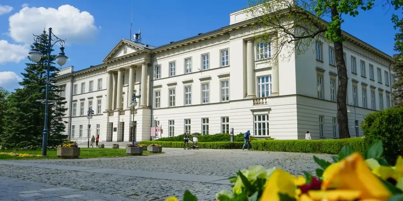 Biały budynek z kolumnami, otoczony zielenią, to jedna z radomskich atrakcji.