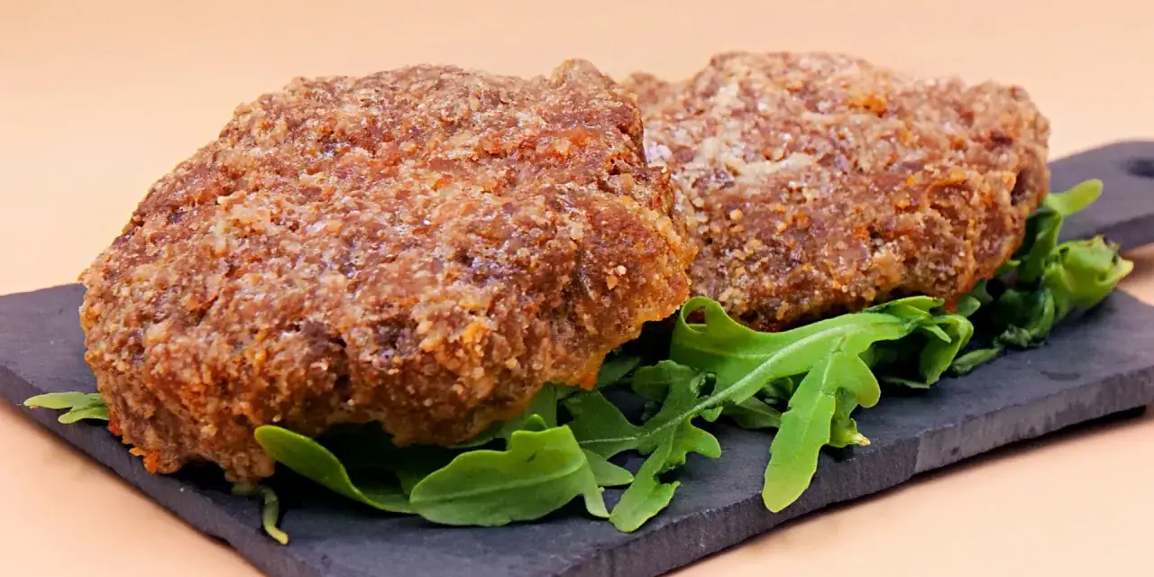 Dwa soczyste kotlety wieprzowe, idealne do burgerów. Wypróbuj nasz przepis na hamburgery z mięsa mielonego wieprzowego!