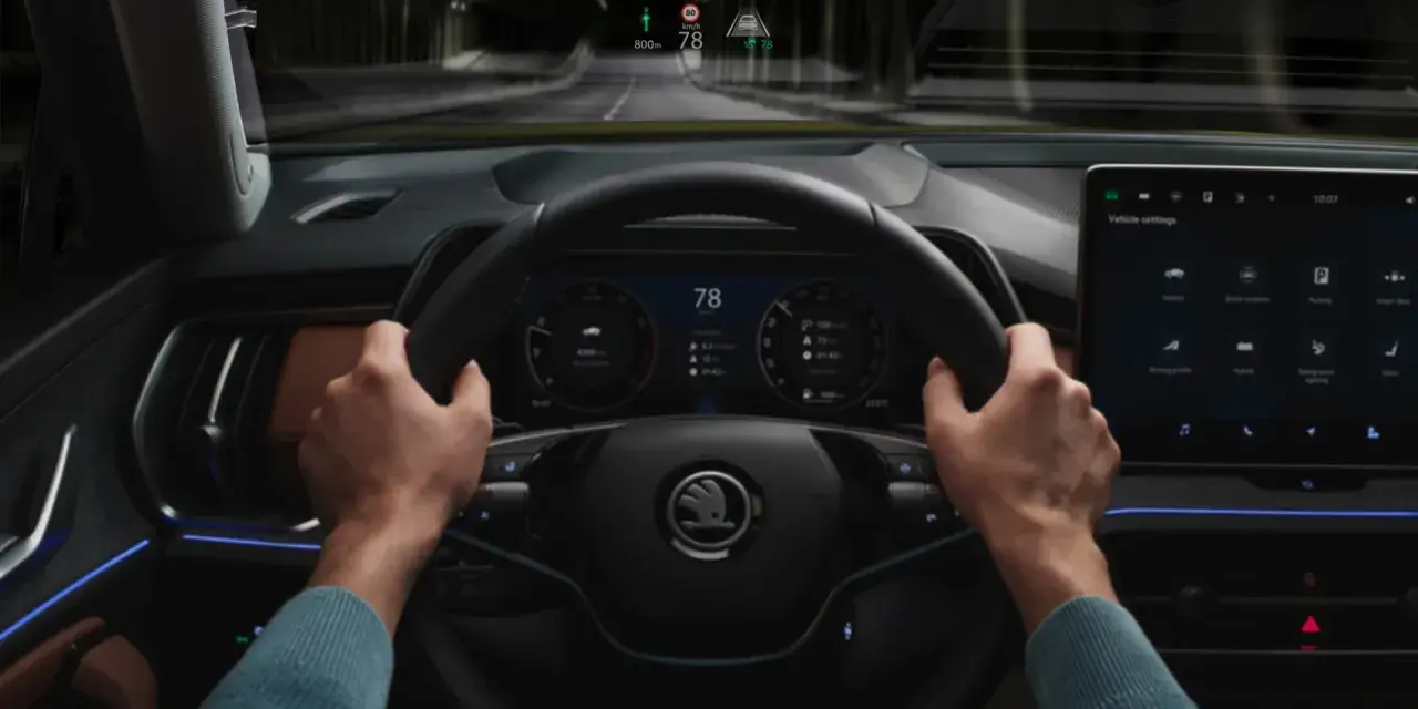 Fahrer hält Lenkrad, digitale Anzeige zeigt 78 km/h. Der Tempomat funktioniert nicht, die Fahrt geht durch einen dunklen Tunnel.
