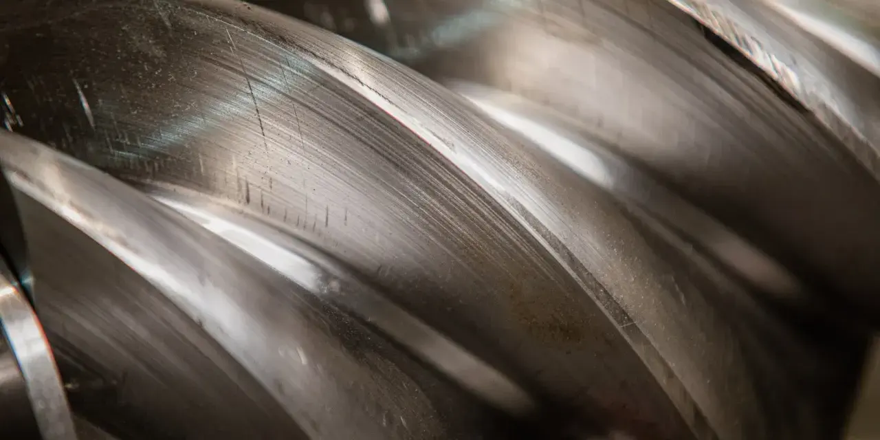 Metalowe śruby kompresora, tworzące przestrzeń do wytworzenia podciśnienia a próżni.