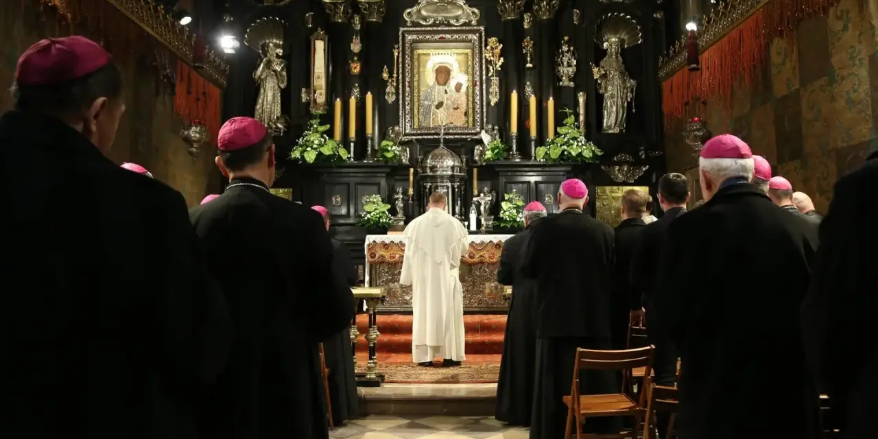 Uroczyste msze święte na Jasnej Górze. Biskupi w czarnych szatach i różowych biretach modlą się przed ołtarzem z cudownym obrazem Matki Bożej.