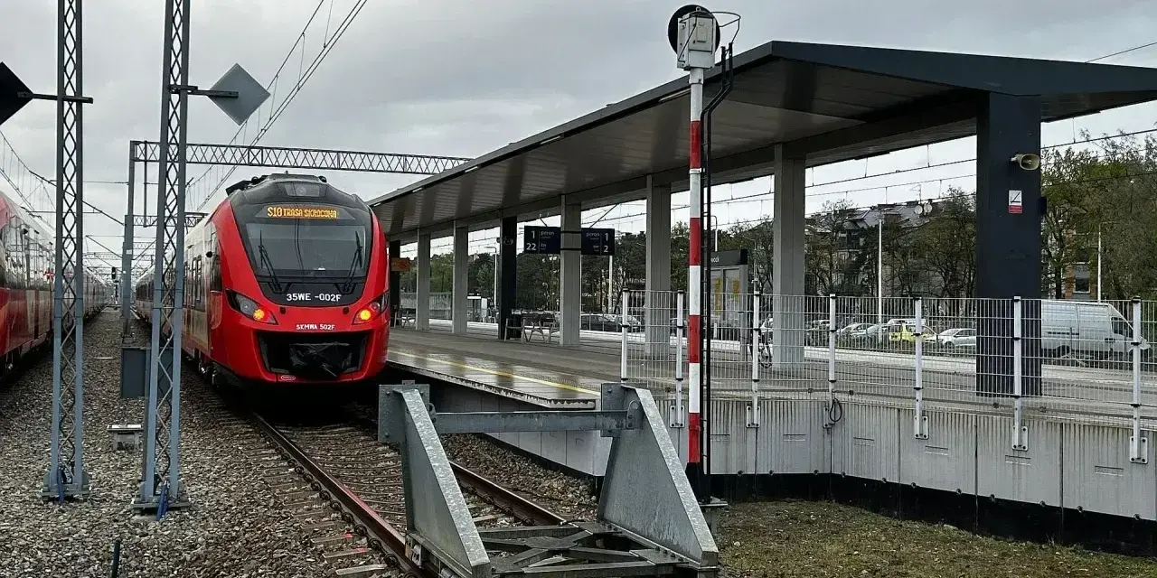 Czerwony pociąg PKP stoi na peronie. Może czas na zwrot biletu PKP i zmianę planów?
