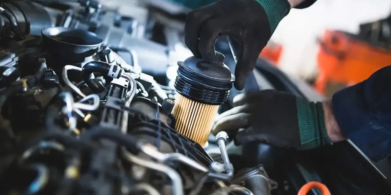 Mechanik wymienia filtr paliwa w silniku benzynowym. Dowiedz się, co ile wymieniać filtr paliwa w benzynie, by auto działało sprawnie.