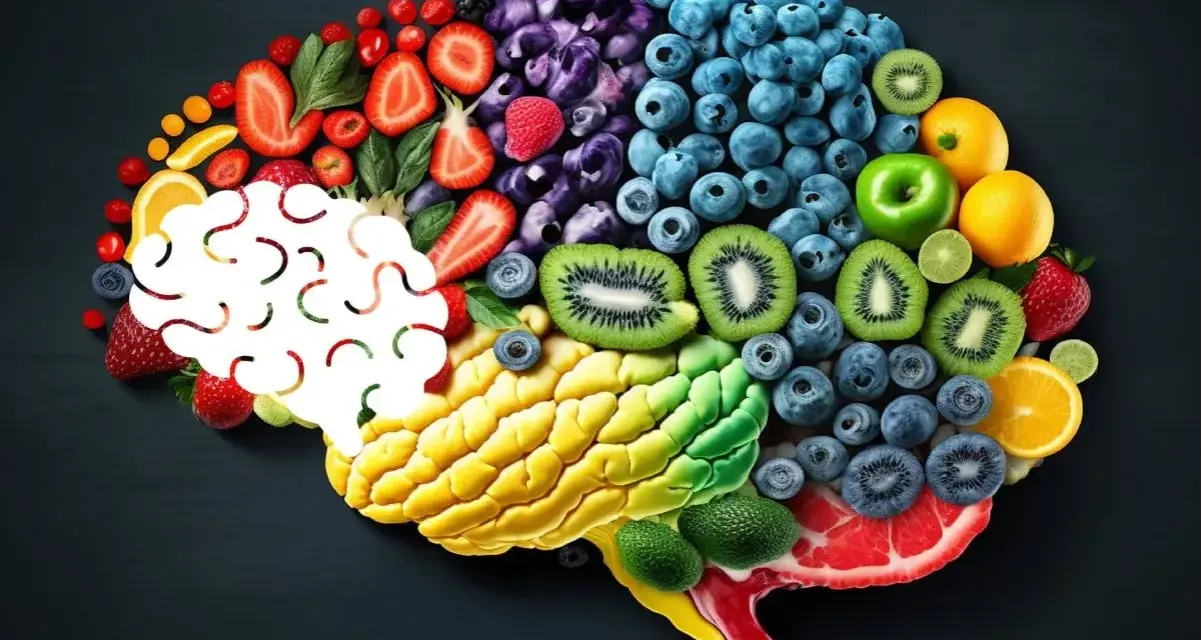 Mózg z owoców i warzyw. Kolorowe składniki tworzą kształt mózgu, sugerując, jak dieta wpływa na jego funkcjonowanie i produkcję serotoniny.