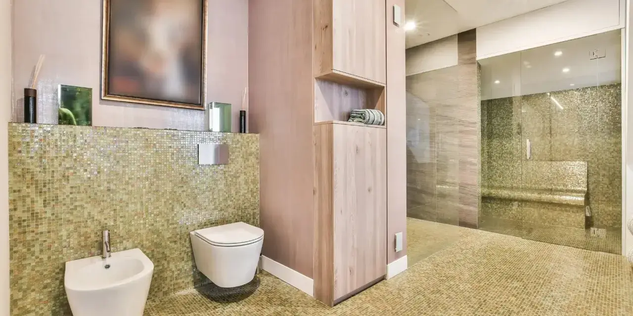 Salle de bain moderne avec bidet et WC suspendu. L'inconvénient du WC suspendu est l'accès au réservoir, caché derrière le mur.