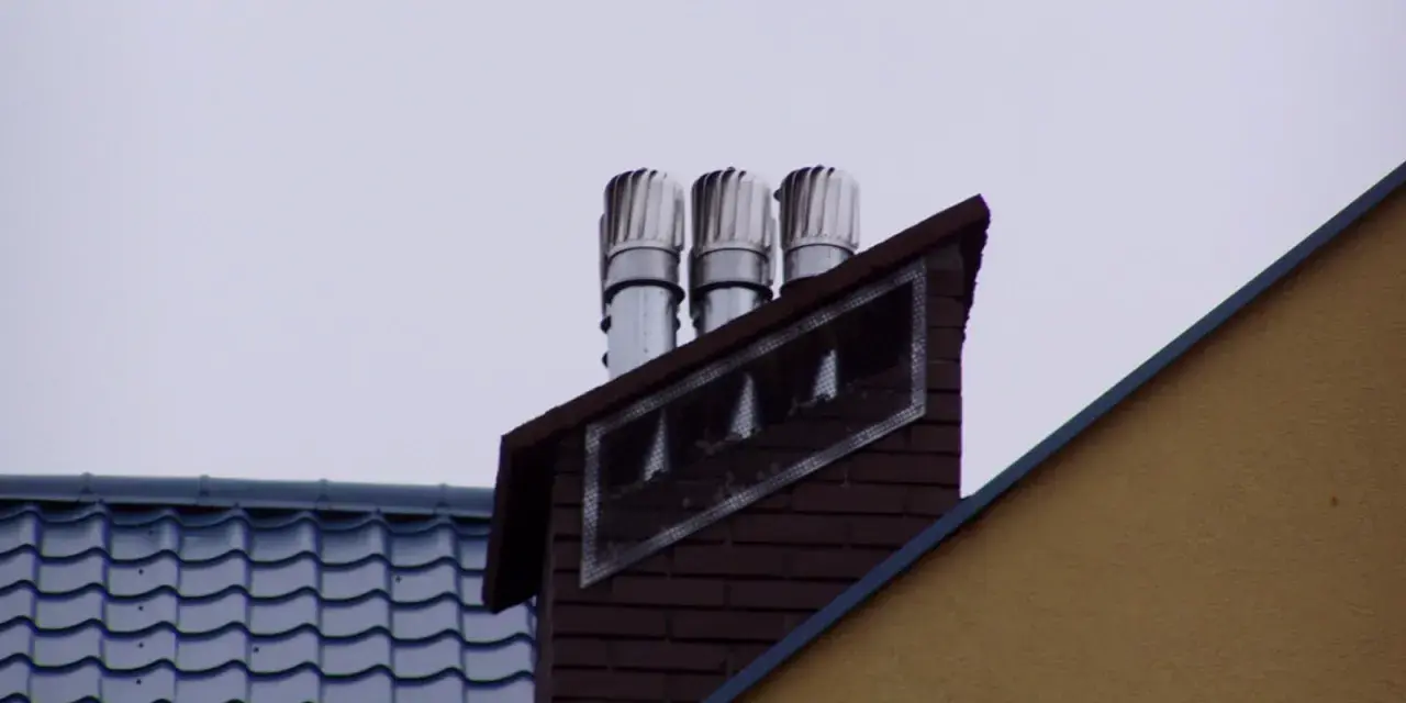 Trzy obrotowe nasady kominowe zamontowane na ceglanym kominie, zapewniające prawidłowy montaż nasady kominowej.