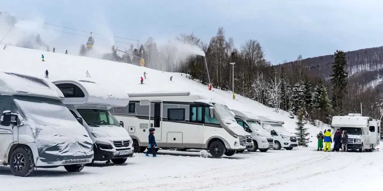 Kampery na śniegu, narciarze na stoku, armatki śnieżne i kolejka linowa. Idealne miejsce na zimowy camping w Szczyrku.