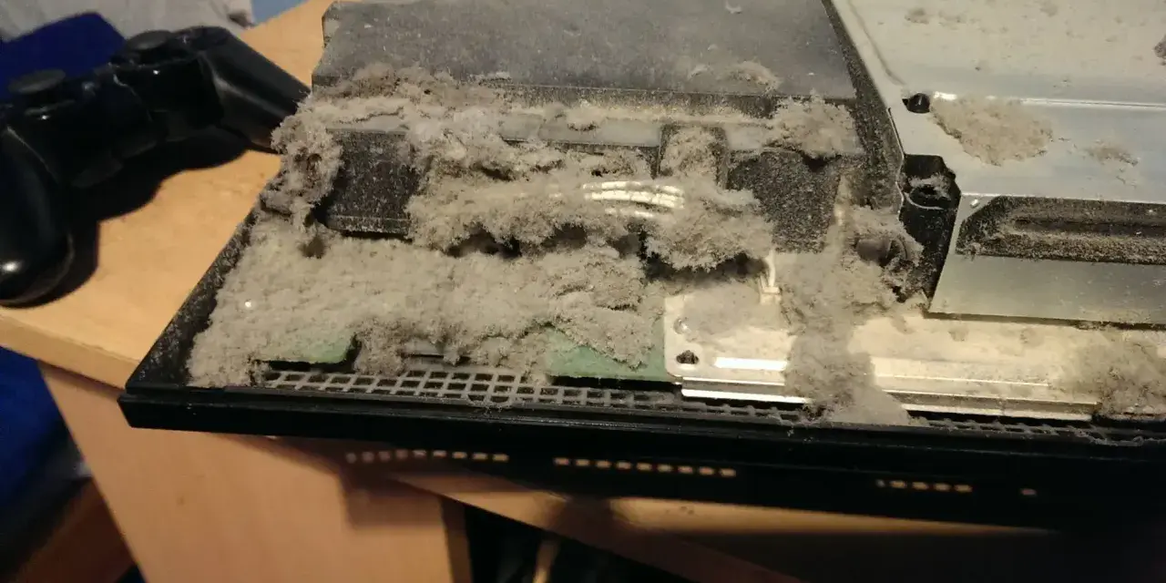 Consola PS4 cubierta de polvo. Es hora de limpiar ps4 para que vuelva a funcionar.
