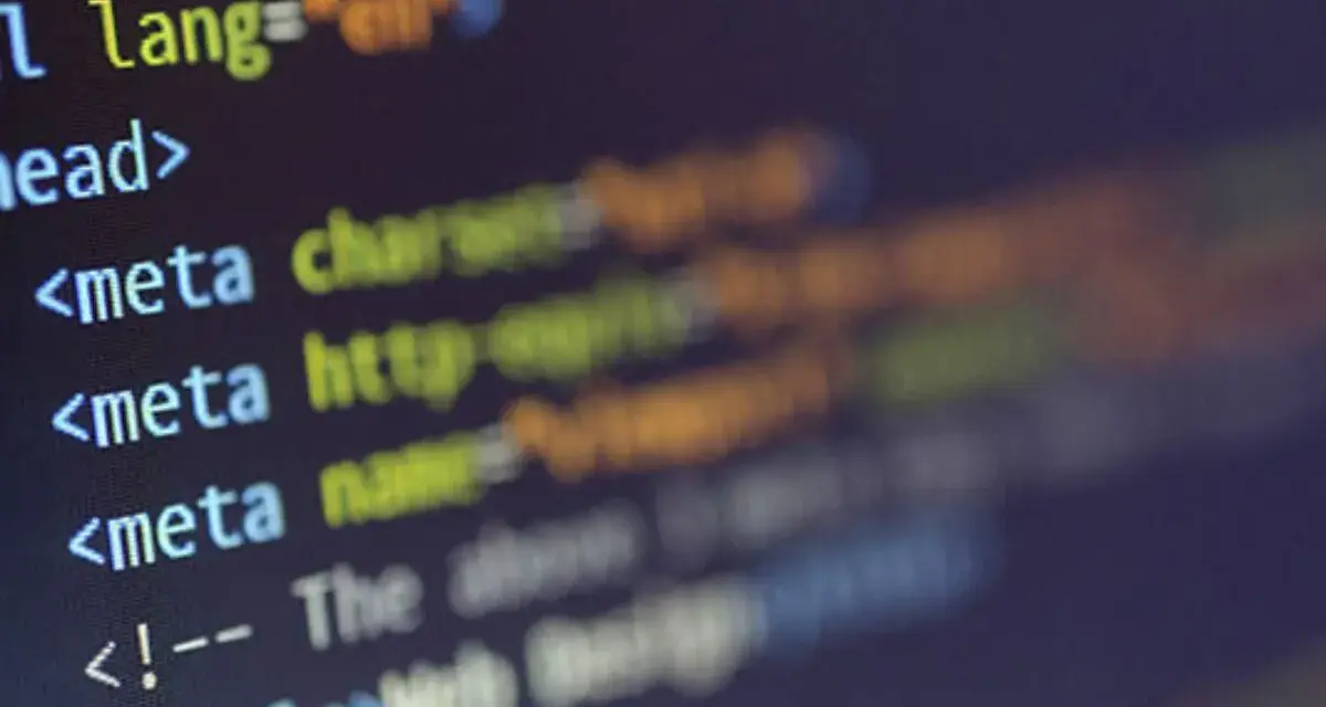 Kod HTML w Notatniku: <!DOCTYPE html> <html lang="en"> <head> <meta charset="UTF-8"> <meta http-equiv="X-UA-Compatible" content="IE=edge"> <meta name="viewport" content="width=device-width, initial-scale=1.0"> <!-- The above meta tags --> <title>Web De...