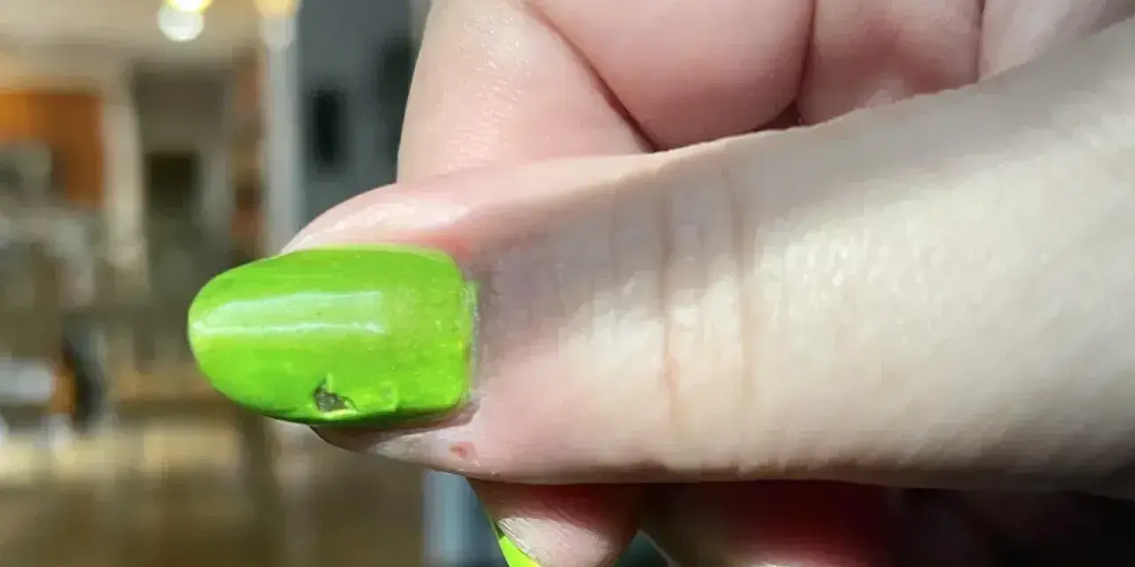 Zastanawiasz się, ile schnie lakier do paznokci? Ten zielony neonowy manicure wygląda na świeży, ale czy jest już suchy?