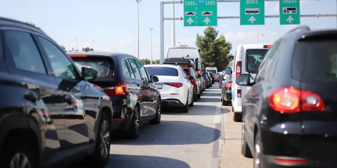 Korki na drodze, znaki kierujące do pasów dla samochodów, autobusów i ciężarówek. Czy zielona karta co to jest, potrzebna do przekroczenia granicy?