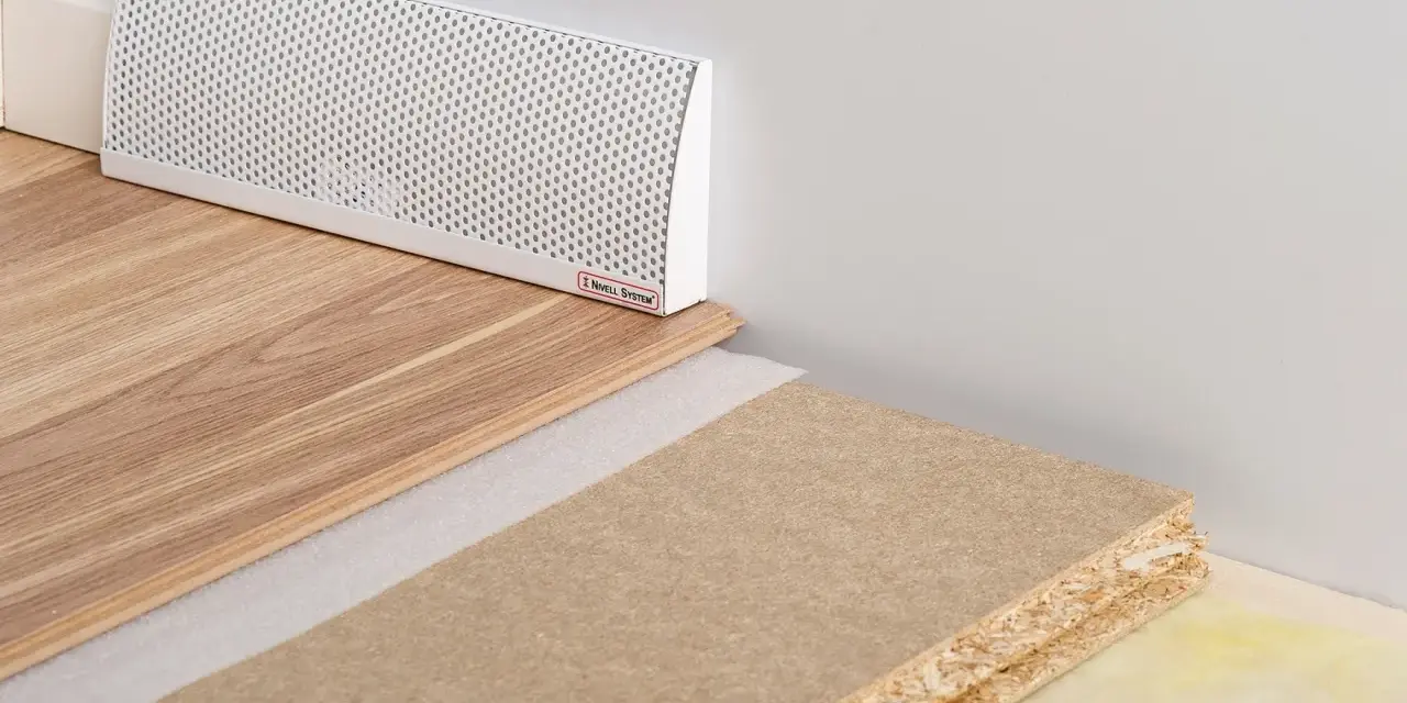 En vit ventilationslist för ett passivt ventilerat golv, med trägolv och byggmaterial.