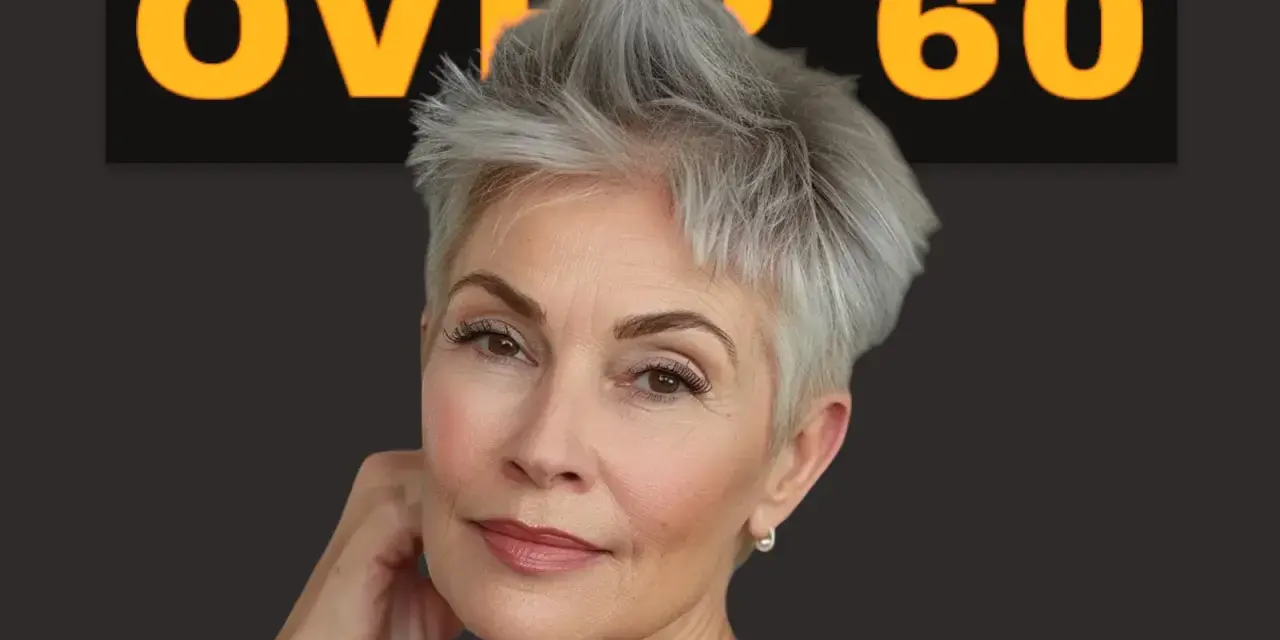 Donna con un elegante corto taglio capelli over 60, sguardo intenso e un sorriso accennato.