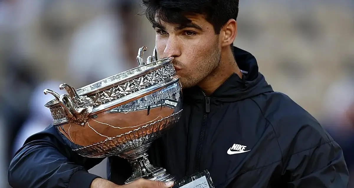 Joven tenista besa el trofeo de Roland Garros, un sueño cumplido y un paso más hacia los grandes premios Grand Slam.