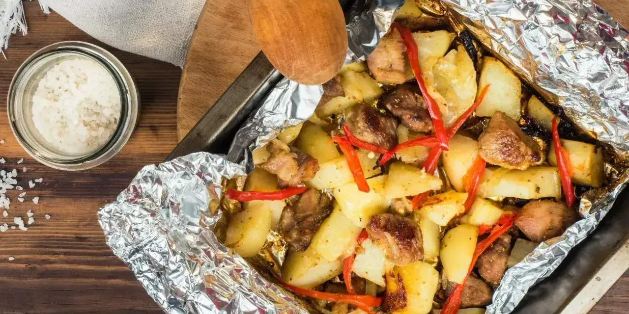 Co zrobić z fileta z kurczaka na szybko? Pieczone ziemniaki z kurczakiem i papryczką chili w folii aluminiowej.