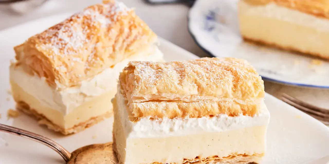 Zarte Cremeschnitten, die nach dem original cremeschnitten rezept zubereitet wurden, bestäubt mit Puderzucker.