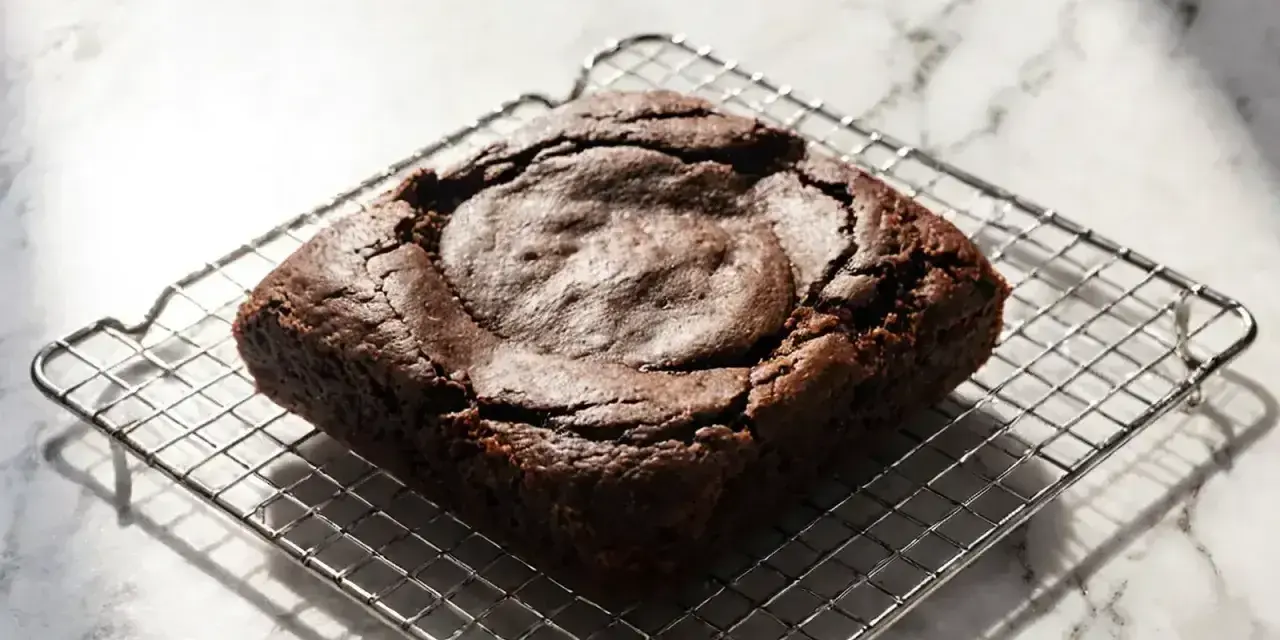 Idealne klasyczne brownie przepis na wilgotne i czekoladowe ciasto. Idealne na deser.