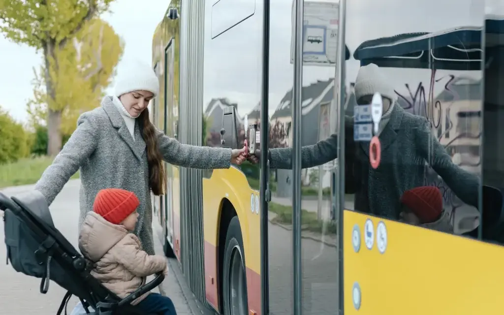 Jak przewozić dziecko w autokarze bezpiecznie i zgodnie z prawem